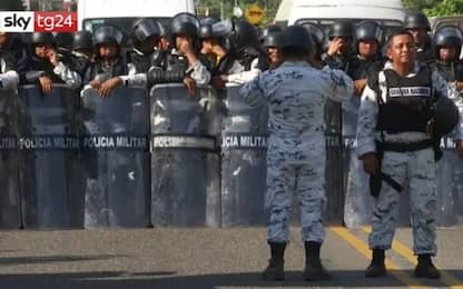 Carovana di migranti in Messico, scontri con la polizia. VIDEO