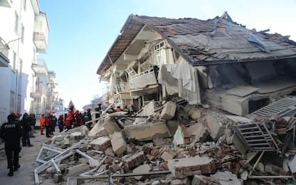 Terremoto Turchia, almeno 29 morti. Soccorritori tra macerie