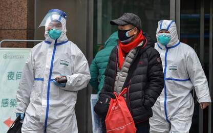 Virus Cina, 106 morti. Oms: Rischio globale elevato. Negli Usa 5 casi