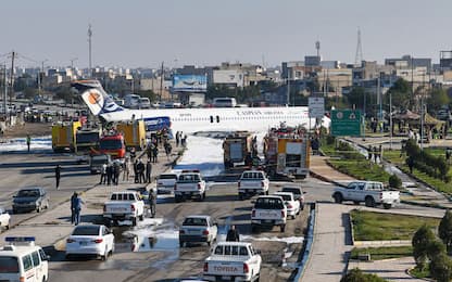 Iran, aereo va oltre la pista e atterra in strada. VIDEO e FOTO