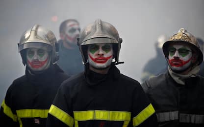 Parigi, la protesta dei pompieri Joker