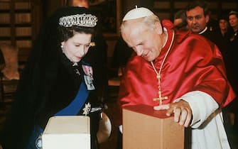 la regina Elisabetta con Papa Giovanni Paolo II 