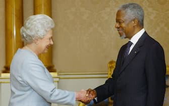 la regina Elisabetta con Kofi Annan