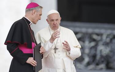 Media: "Papa ha congedato il segretario di Ratzinger". Vaticano nega