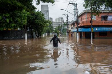 Alluvione in Brasile, San Paolo paralizzata dalle forti piogge. VIDEO