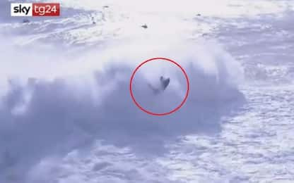 Travolto da onda gigantesca, incidente per il surfista Botelho. VIDEO