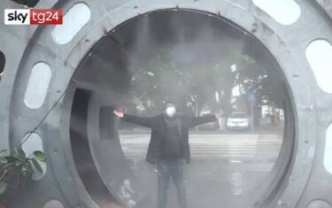 Cina, i lavoratori 'si disinfettano' prima di entrare in azienda VIDEO