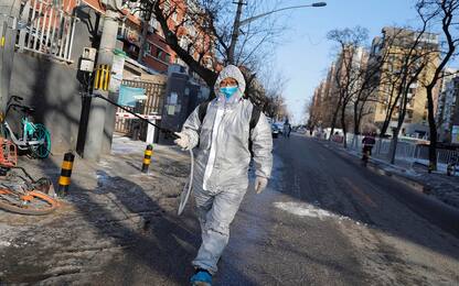Coronavirus, la disinfezione per le strade di Pechino. FOTO