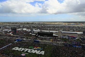 Usa, Donald Trump fa un giro di pista alla 500 miglia di Daytona