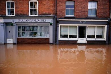 Tempesta Dennis, il Regno Unito colpito dall'alluvione. VIDEO