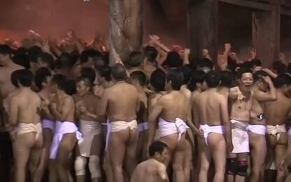 Giappone, in 10mila si radunano in un tempio in perizoma. VIDEO