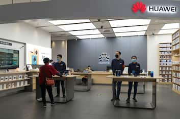 Huawei Mate Xs svelato in streaming, le specifiche del pieghevole