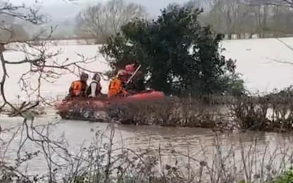 Tempesta Dennis: straripa il fiume Wye, residenti in gommone. VIDEO