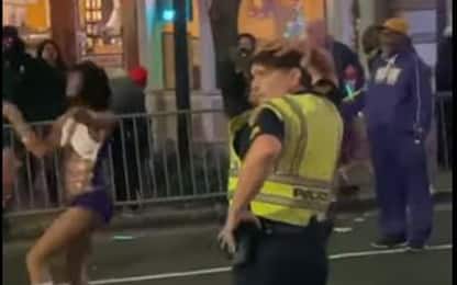 Parata in Alabama: un poliziotto danza con le ballerine. VIDEO