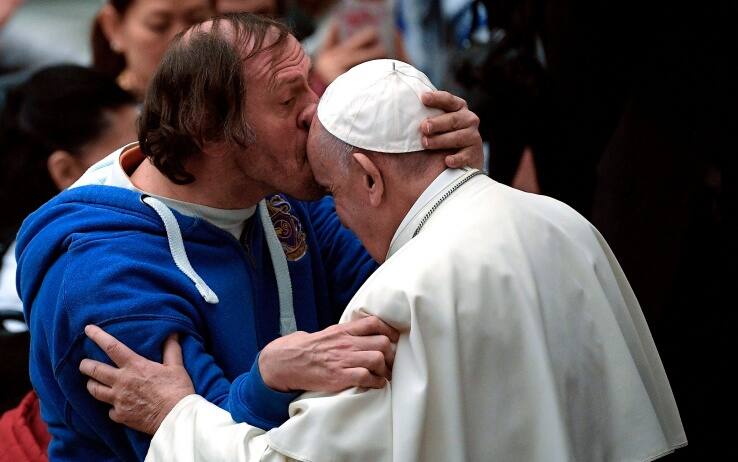 papa francesco bacio
