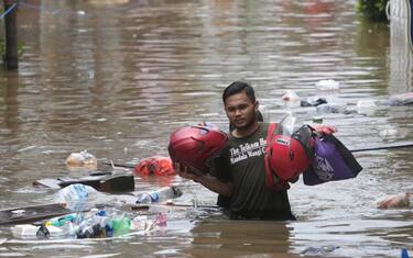 Indonesia, a Giacarta strade sommerse da acqua e fango. FOTO