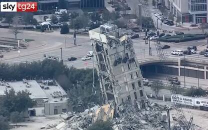"La torre pendente di Dallas": una demolizione diventa virale. VIDEO