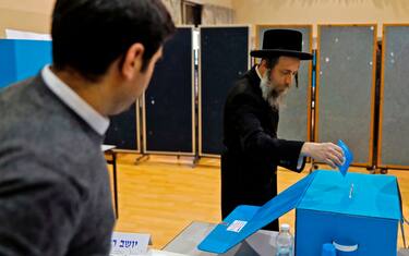 0GettyImages-israele_voto_seggi_aperti