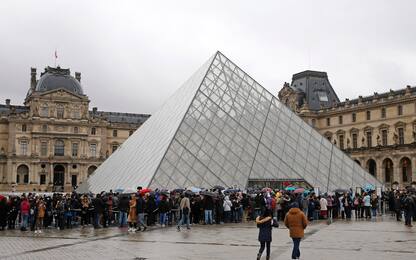 Coronavirus, il Louvre resta chiuso: lunghe code. FOTO