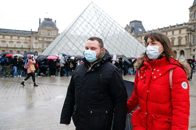 Coronavirus, Louis Vuitton produrrà gratis gel per le mani in Francia