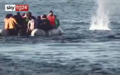 Migranti, il video che accusa la Grecia: spari contro un gommone