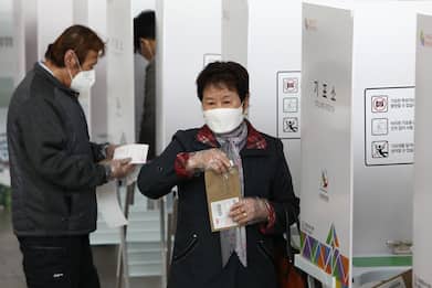 Coronavirus, Corea del Sud al voto con guanti e mascherine. VIDEO