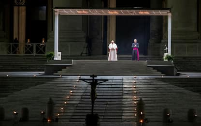 Venerdì Santo, la Via Crucis del Papa a San Pietro. FOTO