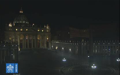 Coronavirus, in una San Pietro deserta la veglia di Pasqua