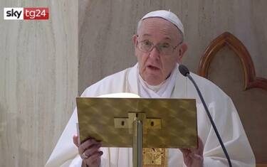 Coronavirus, Papa Francesco: "Bisogna celebrare messa a distanza"
