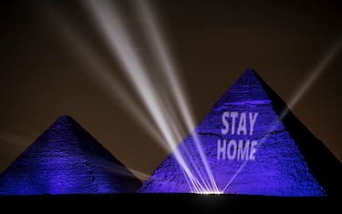 Coronavirus, in Egitto piramidi illuminate: "Stay home"
