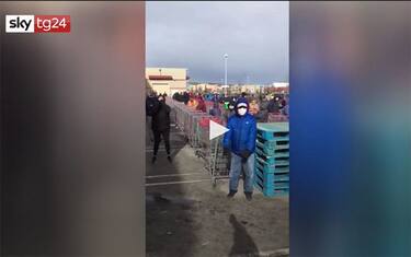 Coronavirus Canada, workout in coda al supermercato. VIDEO