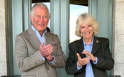 Coronavirus, il Principe Carlo e Camilla applaudono operatori sanitari