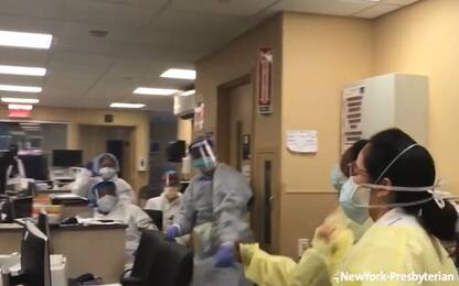 Covid-19, New York: medici e infermieri cantano e ballano in ospedale