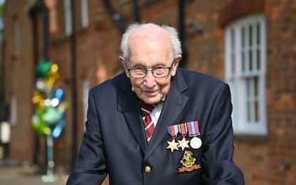 Il veterano Tom Moore compie 100 anni, promosso colonnello. VIDEO