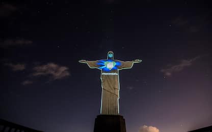 Coronavirus Brasile, il Cristo Redentore illuminato. FOTO