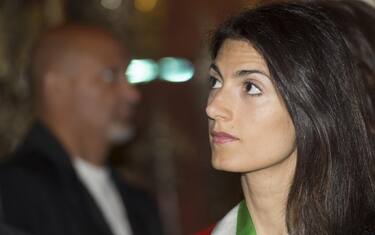 Roma, Raggi indagata nell'inchiesta su nomina del fratello di Marra