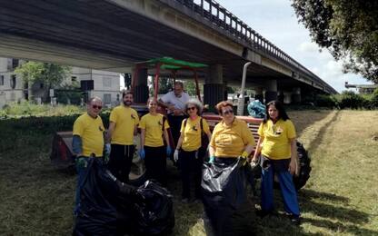 Volontari Pd puliscono Roma