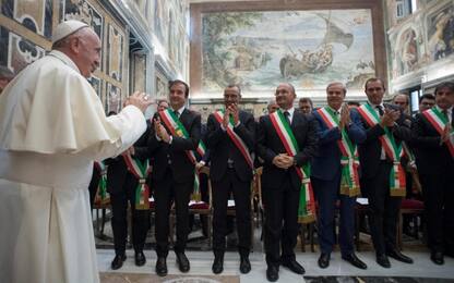 Papa Francesco ai sindaci: “Città attuino politiche di integrazione”