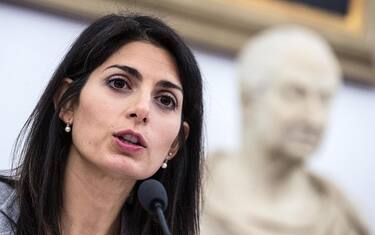 Raggi scrive a Lorenzin: "A Roma bimbi non vaccinati restino a scuola"