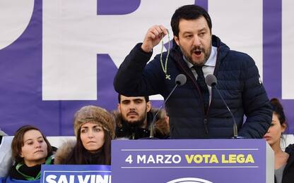 Matteo Salvini inscena "giuramento" da premier. FOTO