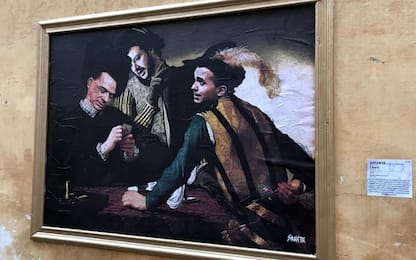 Roma, Di Maio, Berlusconi e Salvini nell'opera "I bari" di Caravaggio