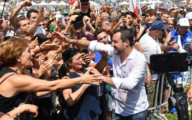 Migranti, Salvini a Pontida: su porti decido io. Sono e restano chiusi