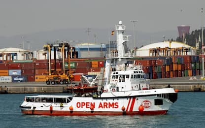 Open Arms a Barcellona con 60 migranti: "360 morti per chiusura porti"