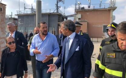 Salvini visita il multietnico Hotel House: "Va abbattuto"