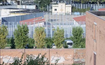 Migranti, nuova rivolta al Cpr di Torino: feriti cinque poliziotti