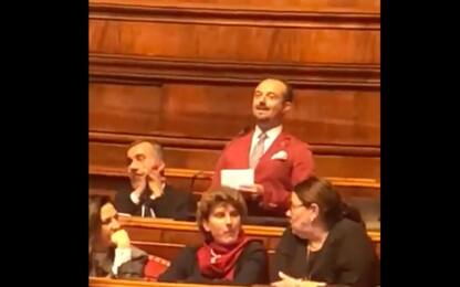 Il senatore del M5s Sergio Puglia fa le prove del suo discorso in Aula