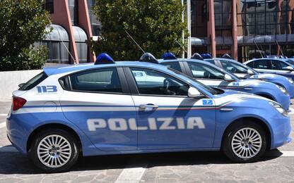Torino, danneggia volante della polizia con un manganello: arrestato