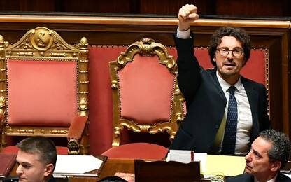 Il decreto Genova è legge: bagarre in Aula per gesto di Toninelli