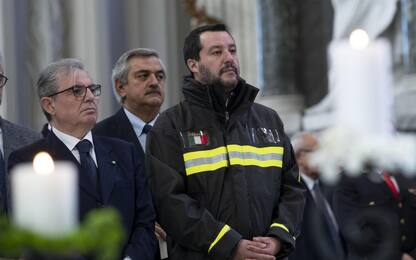 Salvini, polemiche e denunce per la divisa dei vigili del fuoco