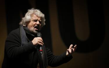 Beppe Grillo alla sindaca della Capitale: “Virgì, Roma nun te merita”